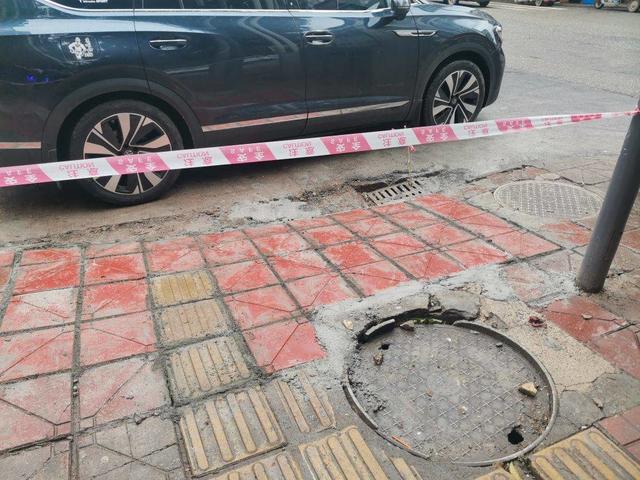 安岳市政部门行动迅速，昨日反映龙鼎凤山路口人行道烂了今天就维修好了